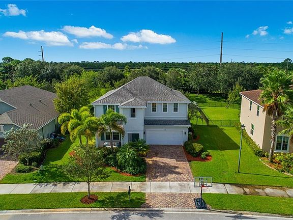 4th image of 529 SW Sun Cir
