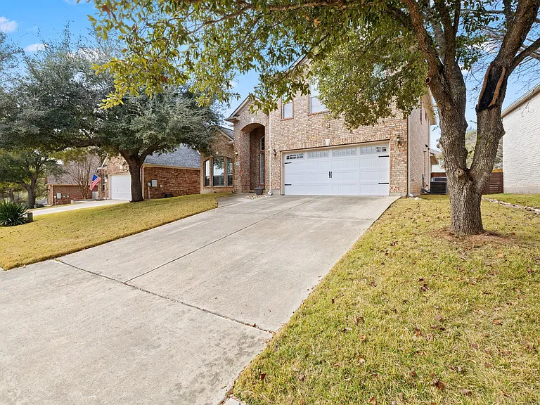 8112 Cobblestone — Photo 2