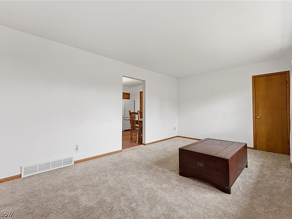 3rd image of 157 Louise St