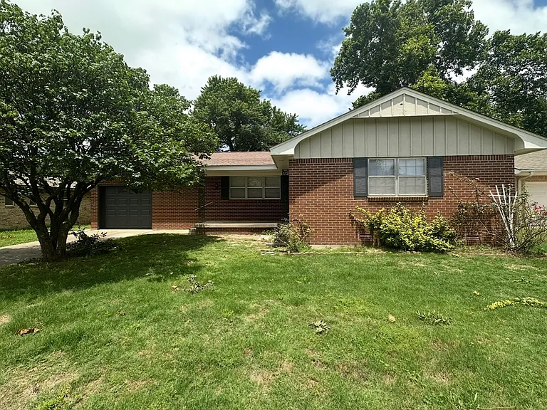 1612 E Frontier Dr — Photo 2