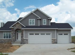 1120 Fountain View Dr, Pella, IA 50219