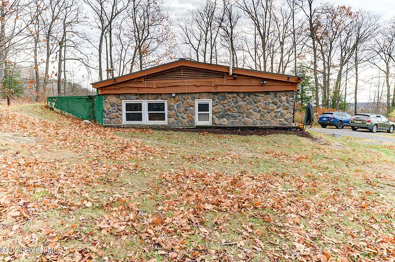 4th image of 485 Crosby Road