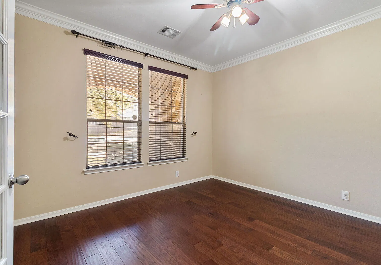 5 bed, 4.5 bath, 3879 sqft, $3,400 — Photo 3