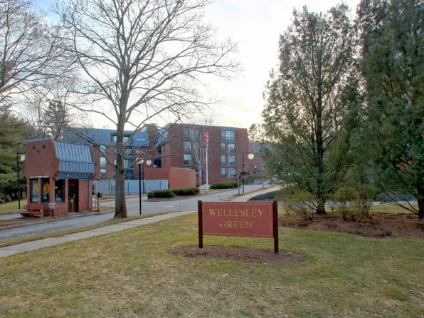 75 Grove St APT 221, Wellesley, MA 02482