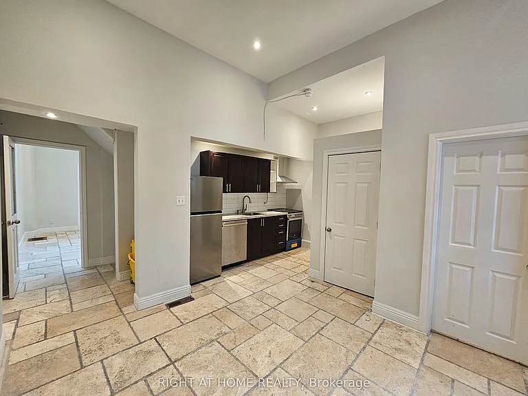 550 Yonge St #2F — Photo 5