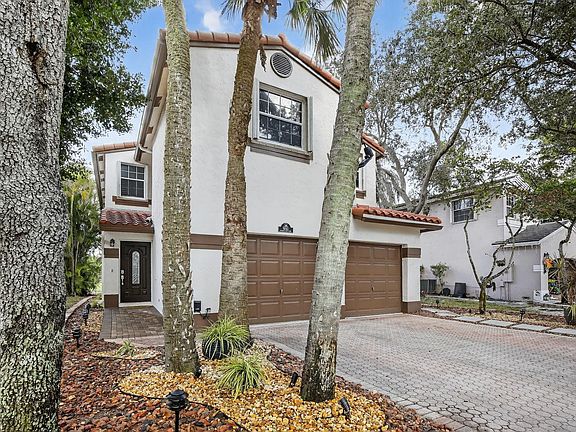 3rd image of 9861 Fairway Cove Lane