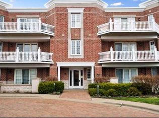 1875 Old Willow Rd UNIT 122, Northfield, IL 60093