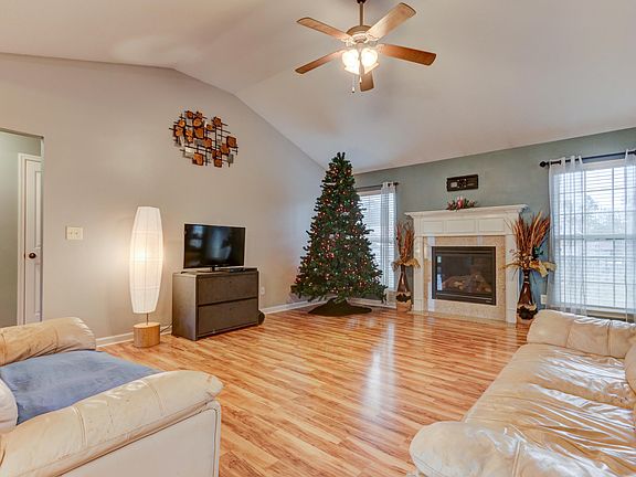 3rd image of 1083 Garnet Hill Dr
