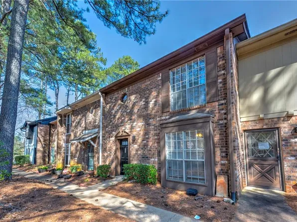 748 Garden View Dr, Stone Mountain, GA 30083
