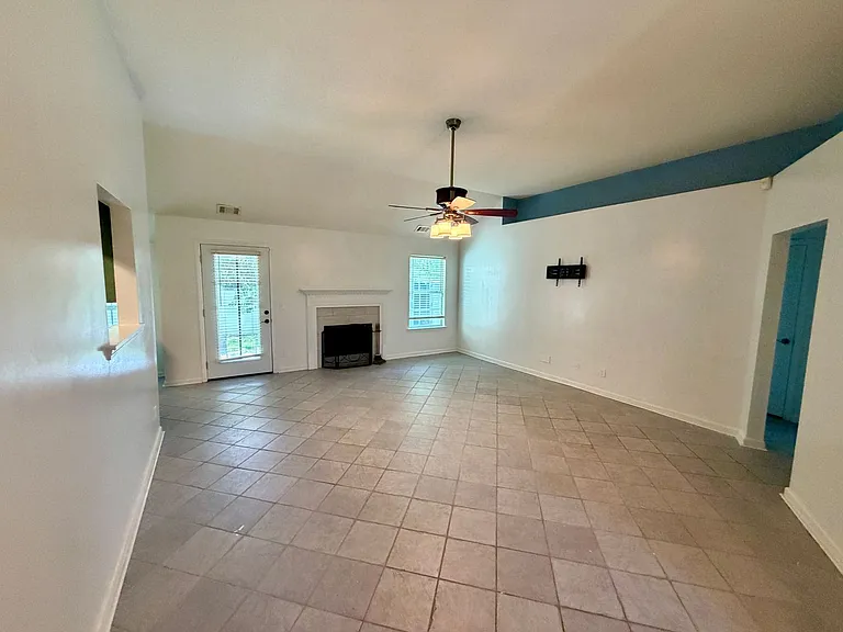102 Kaylin Ct — Photo 3