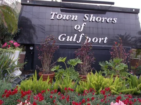 2960 59th St S APT 611, Gulfport, FL 33707