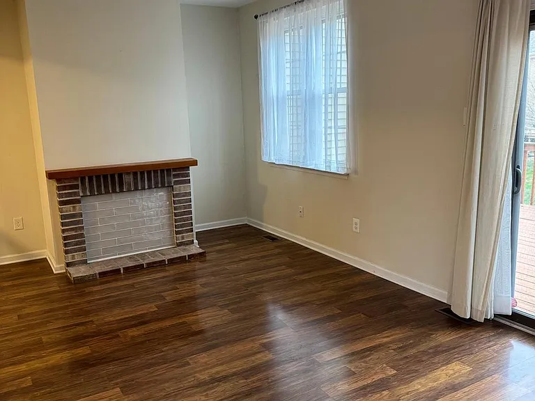 204 Livingston Ct — Photo 10