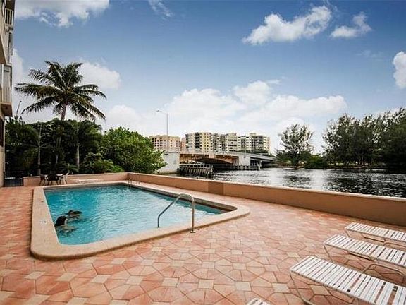 3rd image of 1401 N Riverside Drive #307