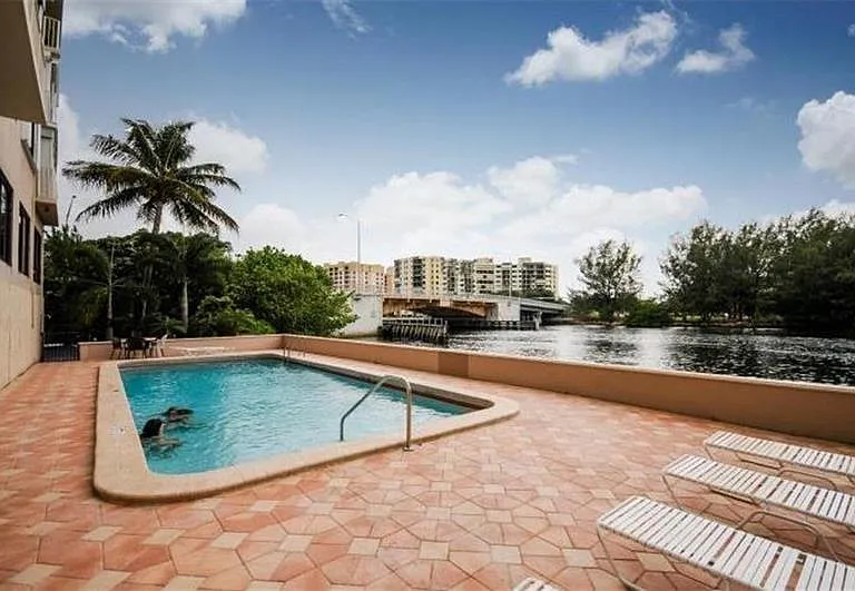 1401 N Riverside Dr #307 — Photo 4