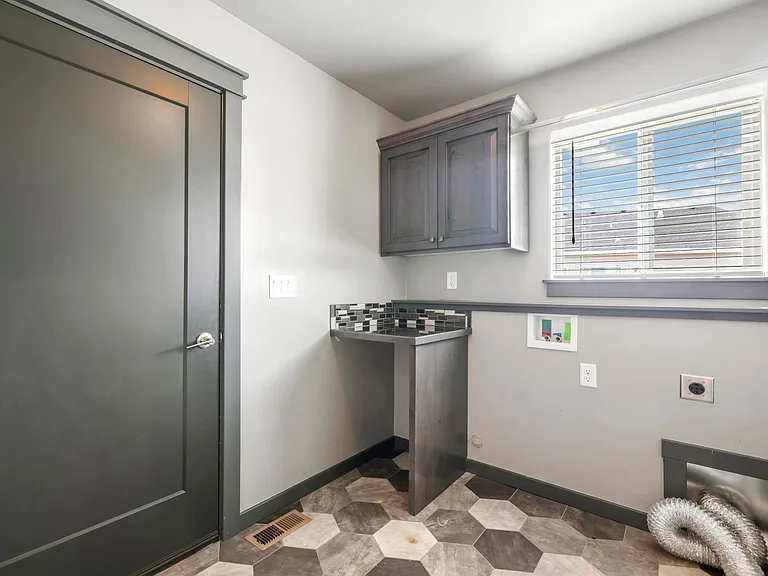 2463 Homestead St — Photo 8