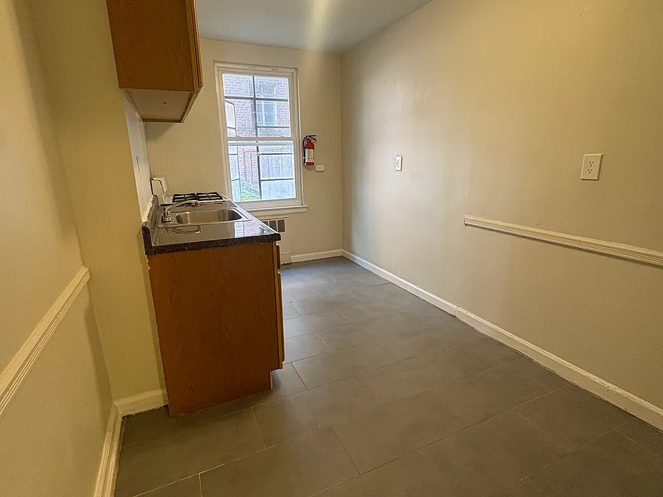 103 Chancellor Ave #10