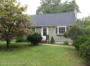 29 Oak Ridge Pkwy, Toms River, NJ
