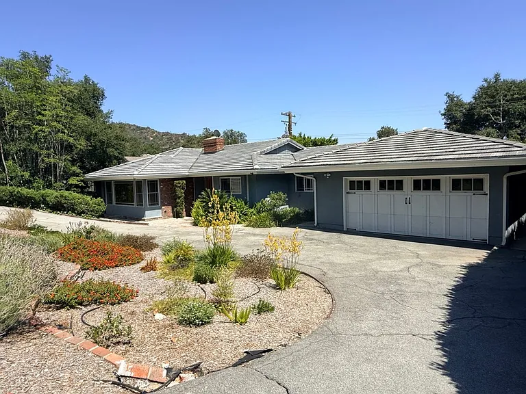 2120 Highland Oaks Dr — Photo 2