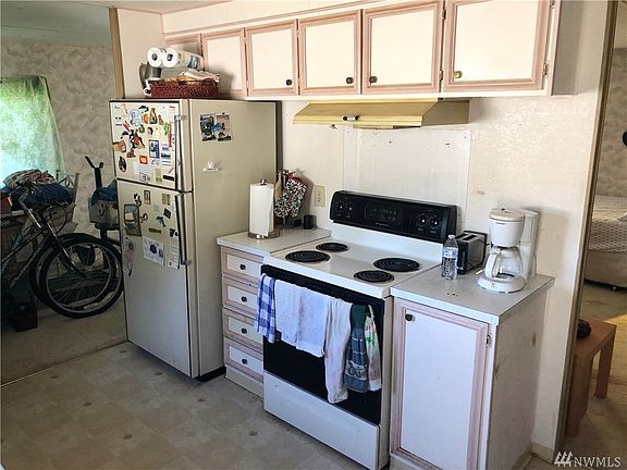 3rd image of 1050 Howard St Trailer 8
