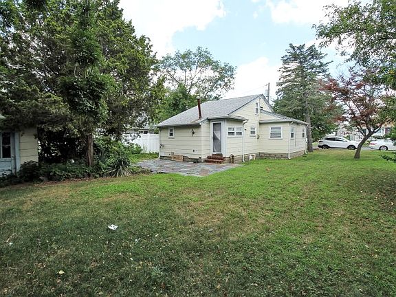 2nd image of 2 Hudson St E