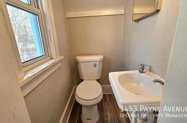1453 Payne Ave — Photo 15