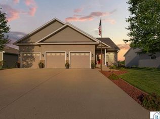 1904 Rock Ridge Ln, Saint Peter, MN 56082