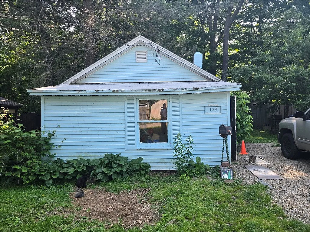 128 Kelso Dr W photo 1