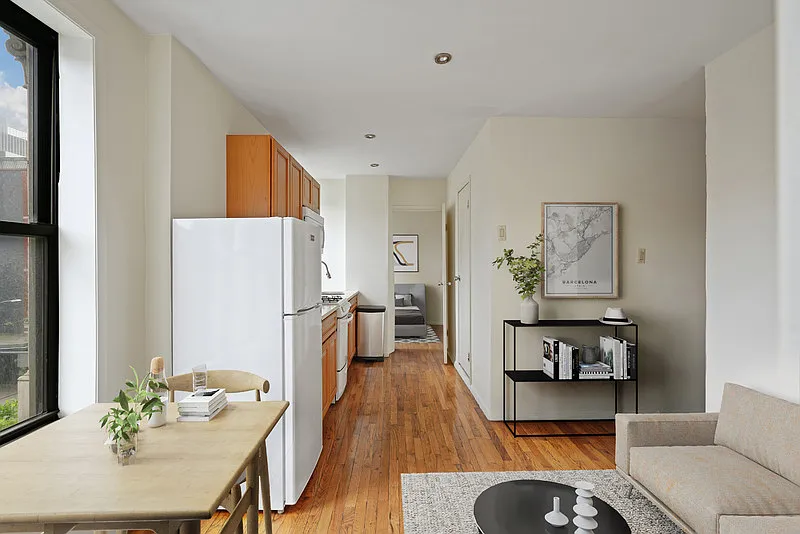 242 E 10th St #17