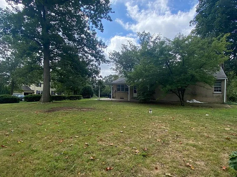 1002 Windsor Ave — Photo 18