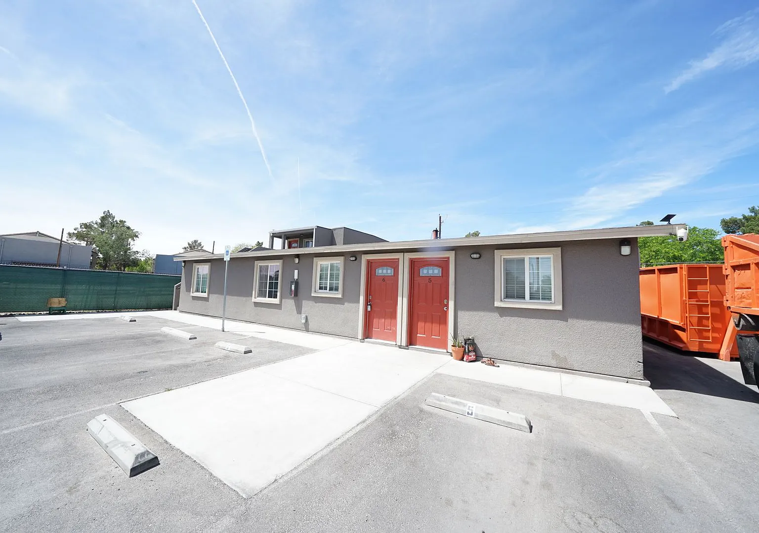118 S Mojave Rd — Photo 2