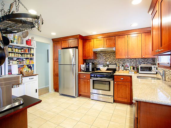 2nd image of 552 E Walnut St Floor 1