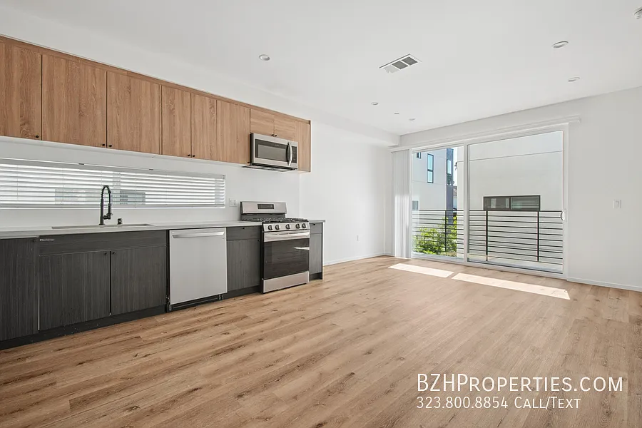 Modern 5 BED Townhome With Designer Finishes Near Larchmont — Photo 2