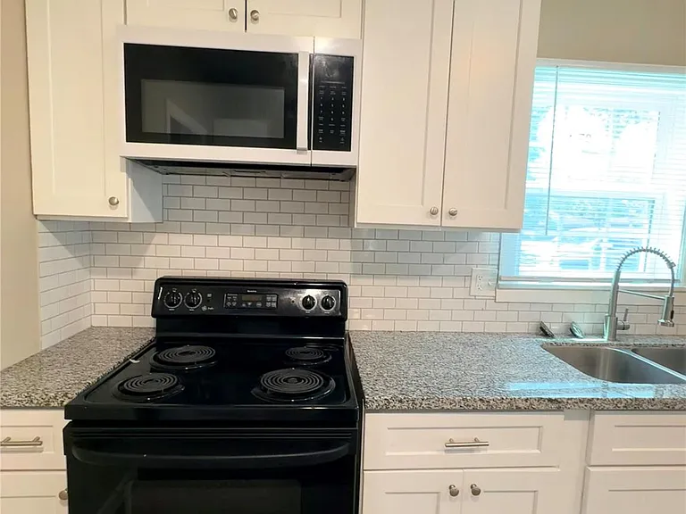 516 Hurst St — Photo 7