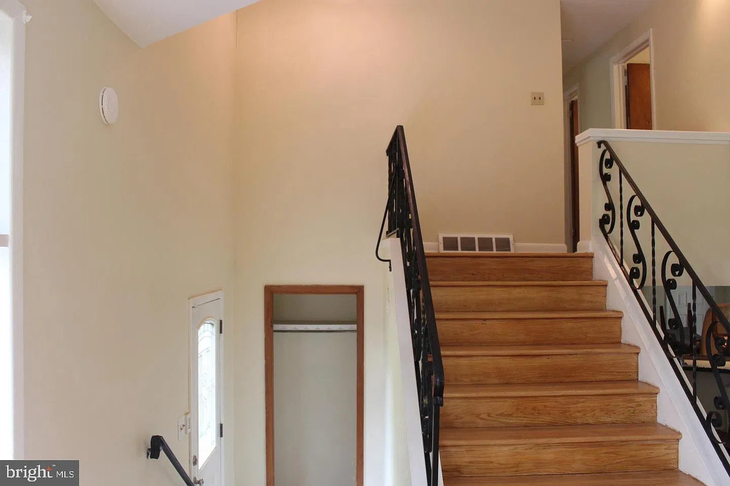 5 bed, 2.0 bath, 1569 sqft, $3,125 — Photo 2