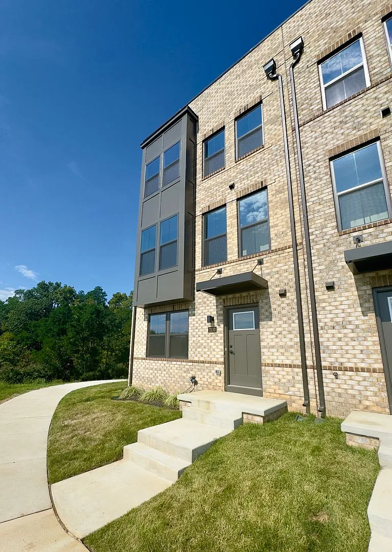 Brand-New 3BD/4BA Townhome Fronting Baltimore Inner Harbor! — Photo 2