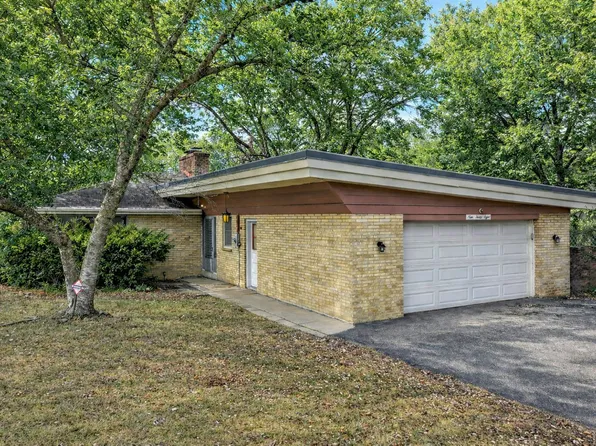 938 Hillcrest Rd, Elgin, IL 60123