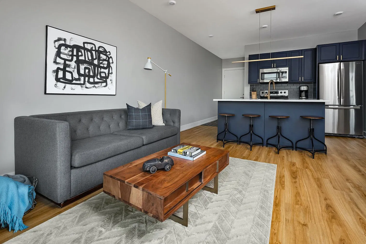 2 bed, 1.0 bath, 721 sqft, $2,592 — Photo 2