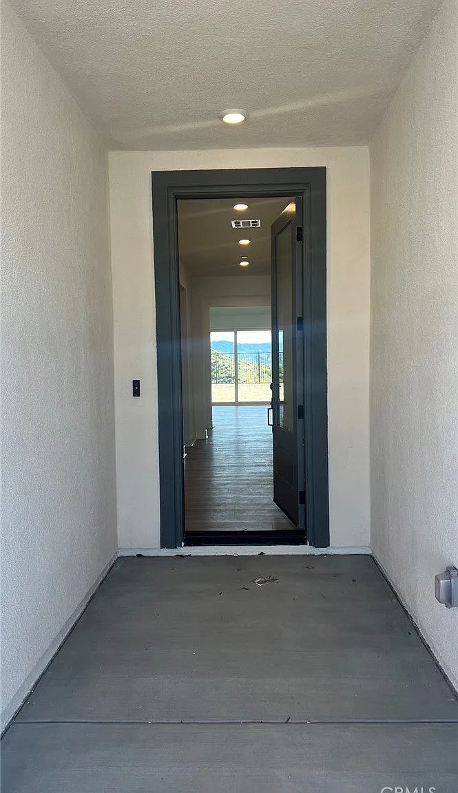 3 bed, 2.5 bath, 2490 sqft, $4,900 — Photo 2