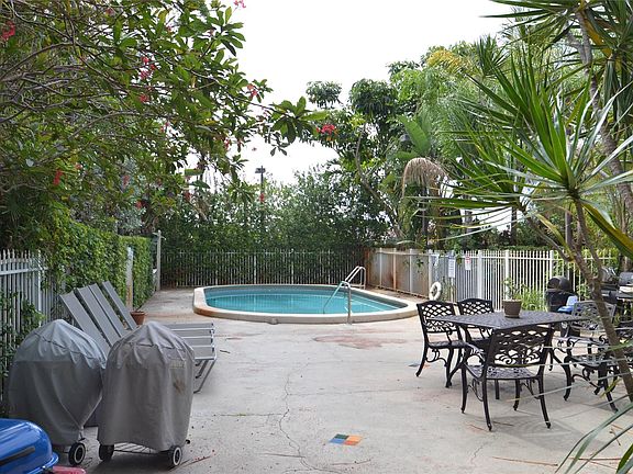 4th image of 1423 Holly Heights Drive #14
