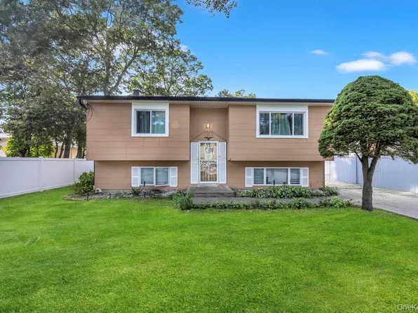 12 Roosevelt Avenue, Greenlawn, NY 11740