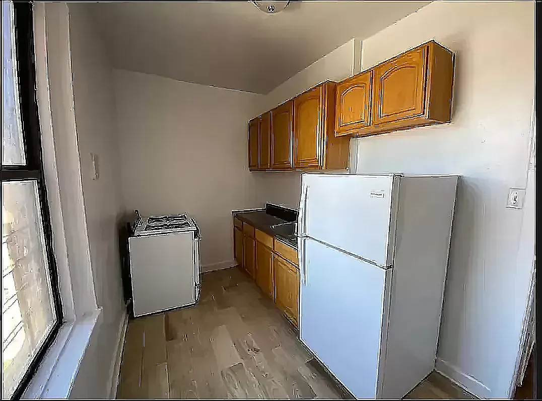 3105 Decatur Avenue — Photo 3
