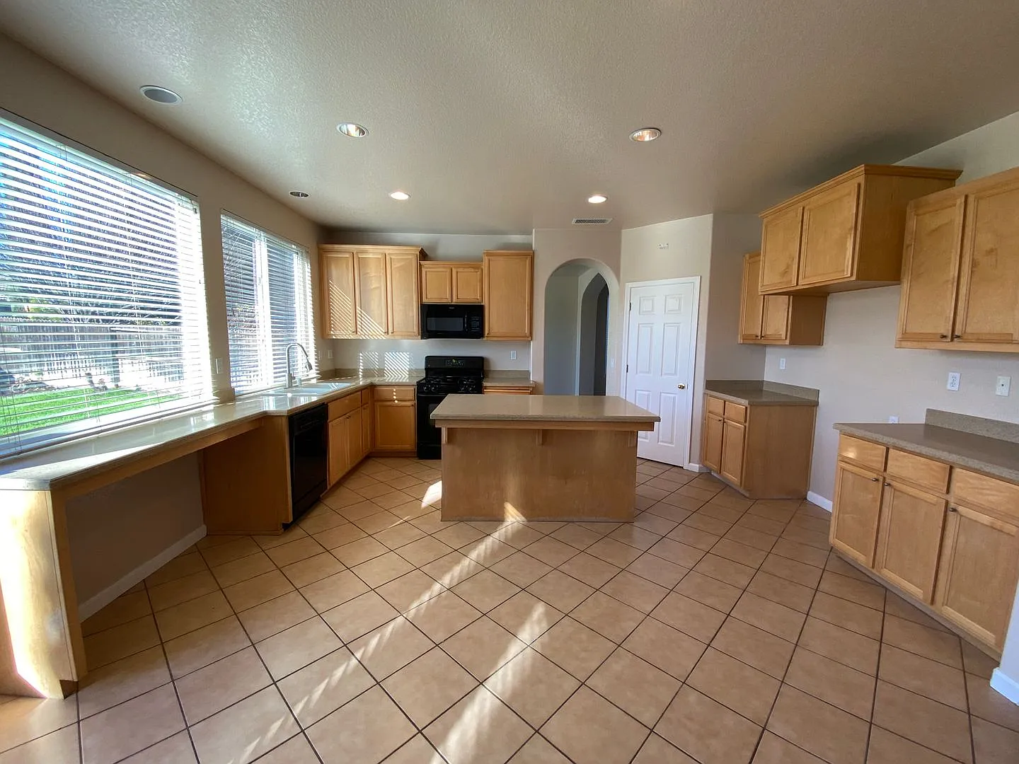 Large 4 bedroom + Den, 2.5 bath home for rent! — Photo 3