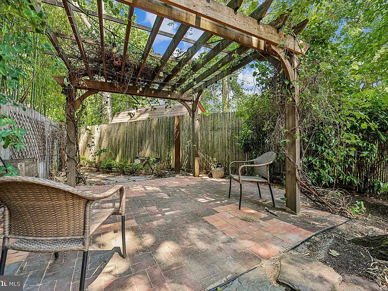 8109 Bainbridge Rd — Photo 4