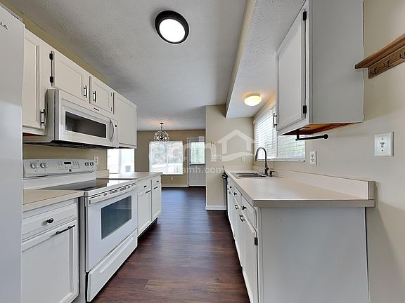 3rd image of 4239 King Bird Ln
