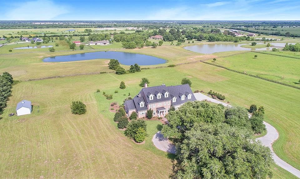 Access to 2 fishing lakes, non motorized boating allowed!