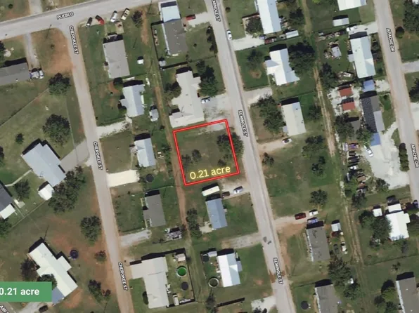 117 Seminole St, Tye, TX 79563