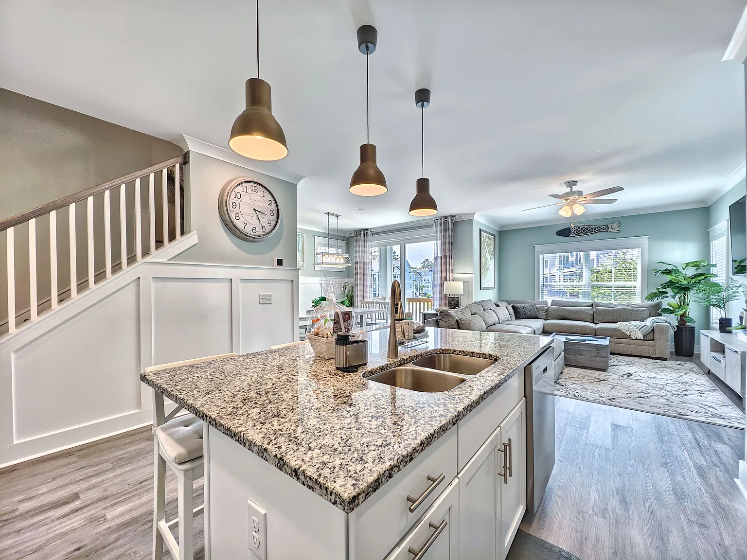 6 bed, 5.5 bath, 3100 sqft, $7,495 — Photo 3