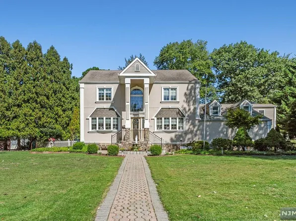 620 Roberge Dr, River Vale, NJ 07675
