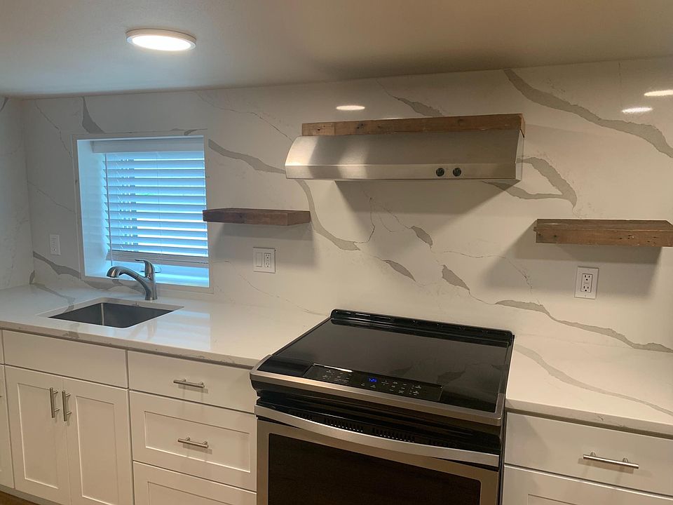 Amazing stainless appliances & quartz counter tops.