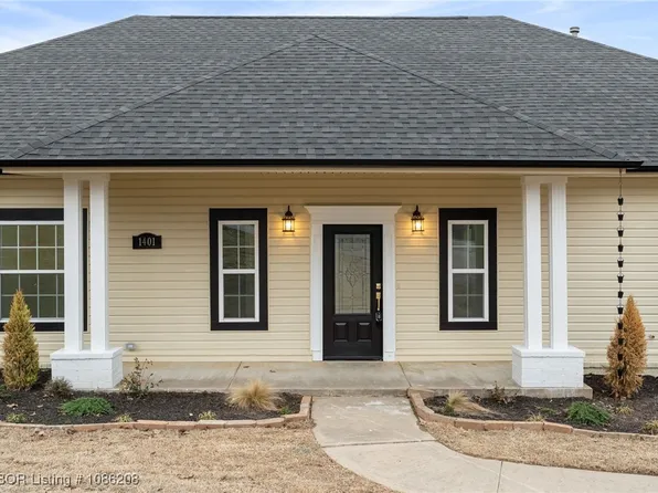 1401 Azure Hills Dr, Van Buren, AR 72956